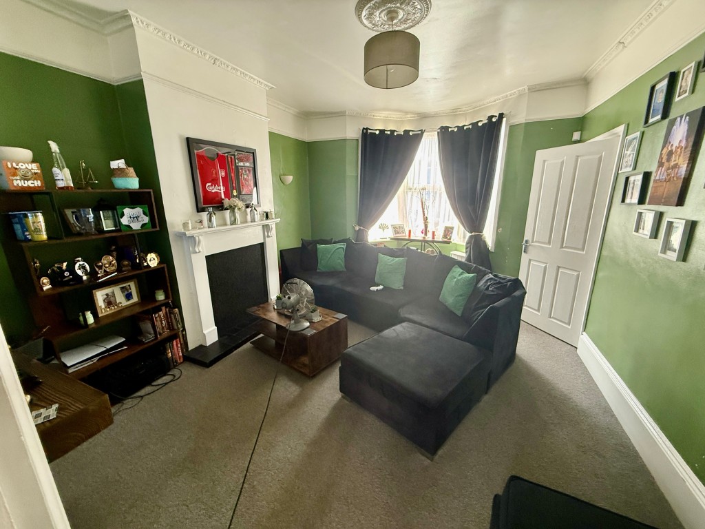 Lot: 69 - ATTRACTIVE PAIR OF SEMI-DETACHED HOUSES - 3 Mays Road - Living room